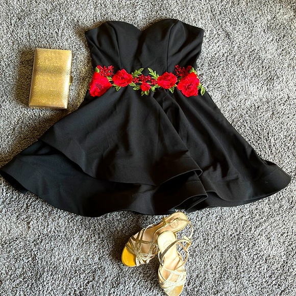 Junior’s Strapless black dress with red roses appliqués Nice for Valentine Dance - Picture 1 of 3